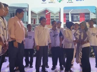 May Day! Pemerintah Serahkan 100 Rumah Subsidi untuk Buruh